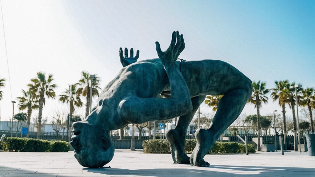 El dúo de escultores Coderch Malavia exhiben su obra ‘Gigante de sal’ en La Marina de València