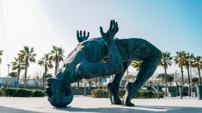 Coderch Malavia exhiben su obra ‘Gigante de sal’ en La Marina de València