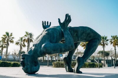 El dúo de escultores Coderch Malavia exhiben su obra ‘Gigante de sal’ en La Marina de València
