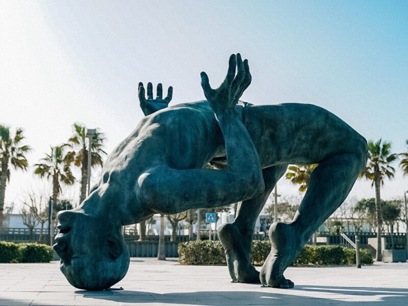 El dúo de escultores Coderch Malavia exhiben su obra ‘Gigante de sal’ en La Marina de València
