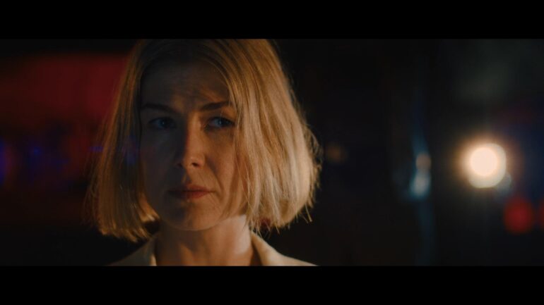 I Care a Lot (2021). Thriller Cómico en Netflix. Crítica