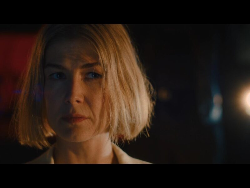 I Care a Lot (2021). Thriller Cómico en Netflix. Crítica