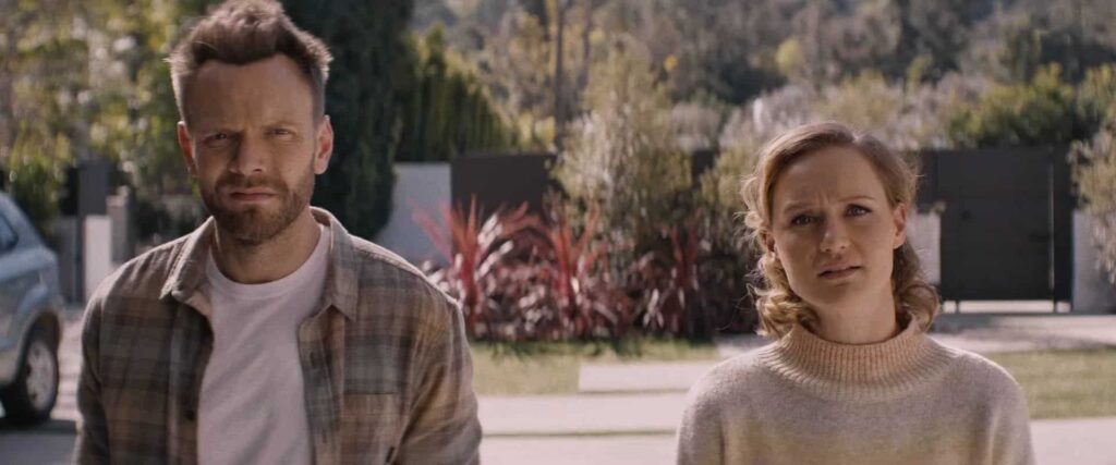 Happily (2021). Extraña Película. Crítica