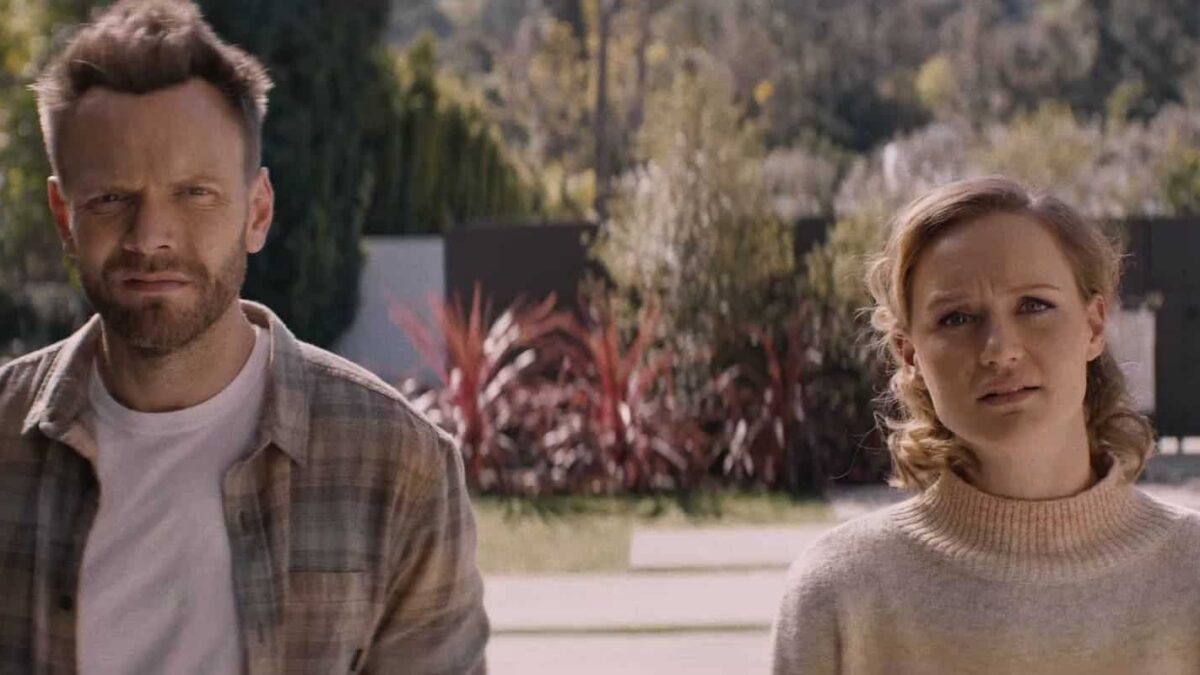 Happily (2021). Extraña Película. Crítica