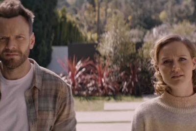 Happily (2021). Extraña Película. Crítica