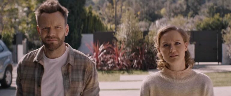 Happily (2021). Extraña Película. Crítica