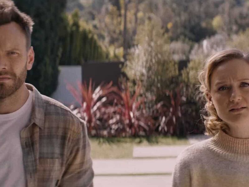 Happily (2021). Extraña Película. Crítica