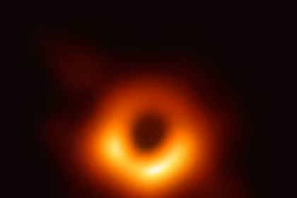 Agujeros Negros. De Event Horizon Telescope, uploader cropped and converted TIF to JPG - https://www.eso.org/public/images/eso1907a/ (image link) The highest-quality image (7416x4320 pixels, TIF, 16-bit, 180 Mb), ESO Article, ESO TIF, CC BY 4.0, https://commons.wikimedia.org/w/index.php?curid=77925953