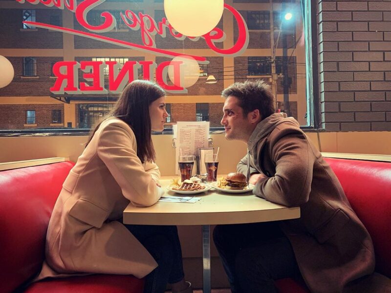 Die in a Gunfight (2021). Alexandra Daddario y Diego Boneta. Trailer de la Película