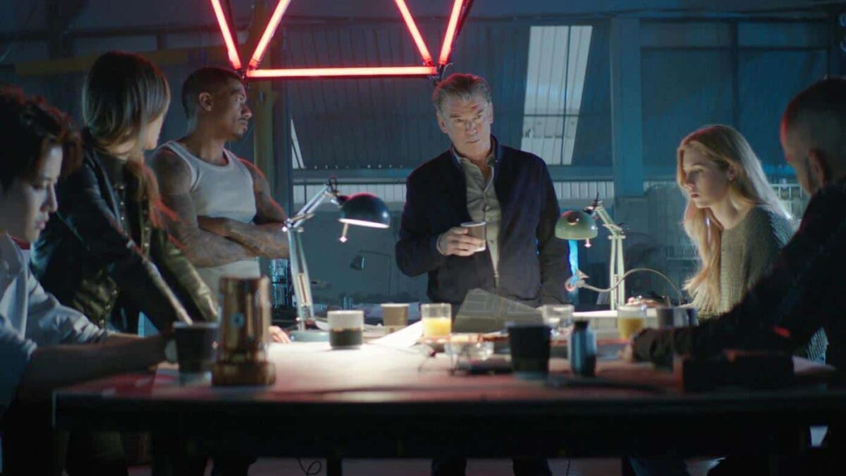 Ladrones de Élite (2021). Pierce Brosnan. Crítica de la Película