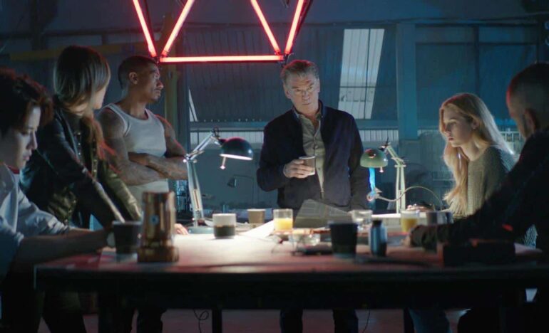 Ladrones de Élite (2021). Pierce Brosnan. Crítica de la Película