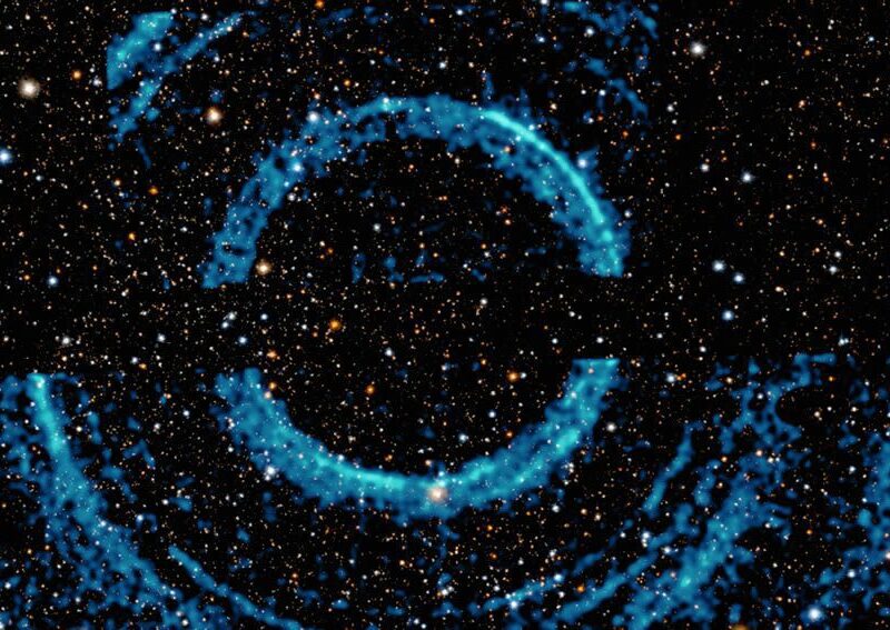 Anillos Enormes Alrededor de un Agujero Negro