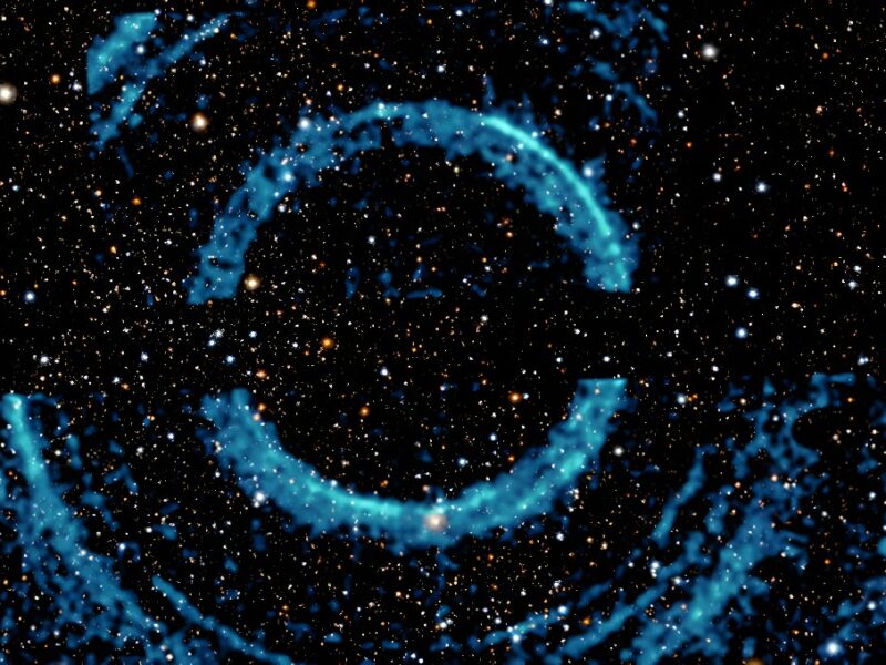 Anillos Enormes Alrededor de un Agujero Negro