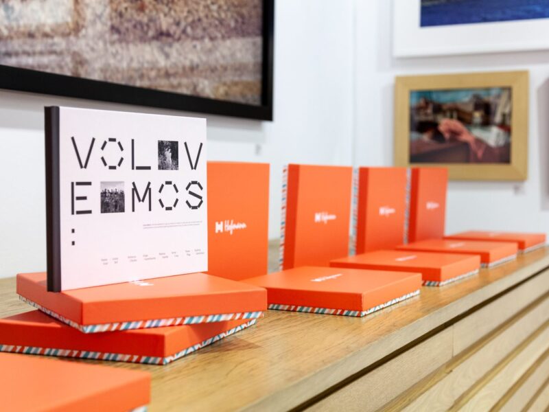 Hofmann presenta el libro solidario “Volvemos”