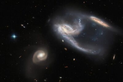 Dúo Galáctico en Forma de Nave