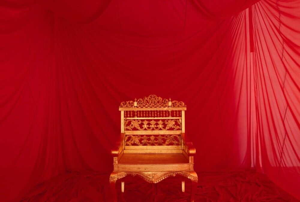 James Lee Byars – The Chair for the Philosophy of Question at Michael Werner Gallery, East Hampton