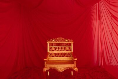 James Lee Byars – The Chair for the Philosophy of Question at Michael Werner Gallery, East Hampton
