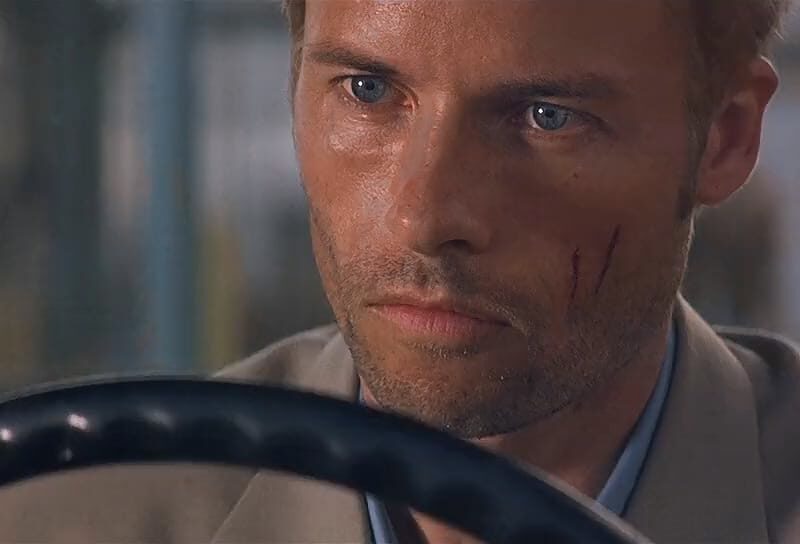 Guy Pearce: De Estrela de Ramsay Street a Camaleão de Hollywood e Contendente Brutalista