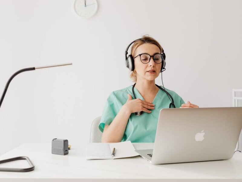 Médico online: cuándo sí y cuándo no