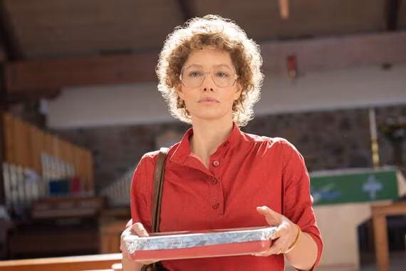 Candy -- “Friday the 13th” - Episode 101 -- A normal day in the life of Texas housewife Candy Montgomery is interrupted by a beguiling incident. Meanwhile, Allan Gore, away on business, tries to contact his eerily absent wife Betty. Candy (Jessica Biel), shown. (Photo by: Tina Rowden/Hulu)