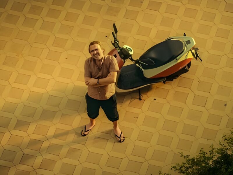 Man on Pause – Review: A Sincerely Funny Comedy of Midlife Errors