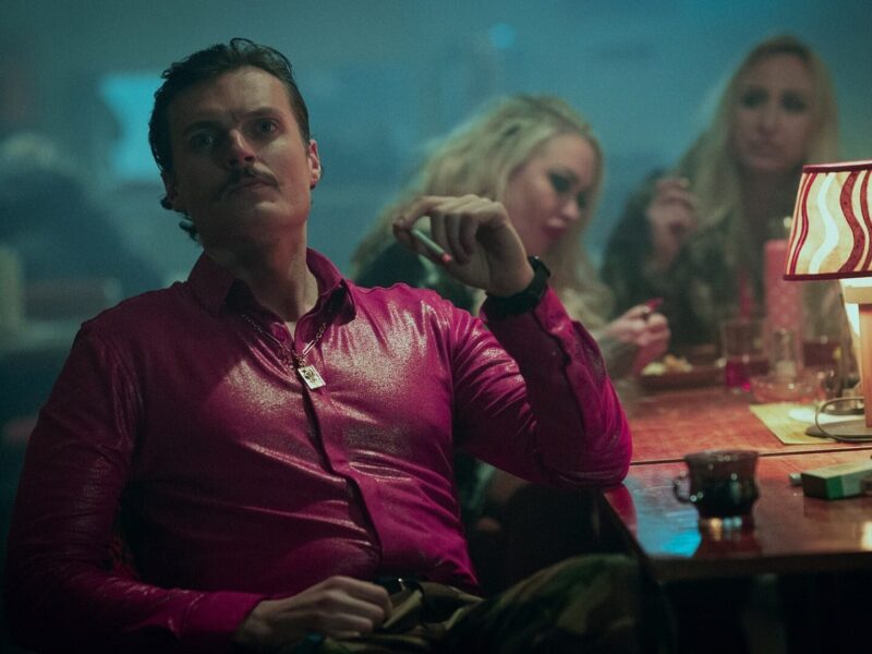 Carretera sin Salida (2022) – Serie Netflix: Thriller y Comedia de Voz Excéntrica