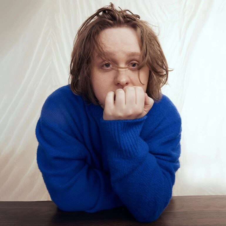 Lewis Capaldi Unveils Music Video for New Single “Pointless” – Watch It Here & See 2023 EU and UK Tour Dates!