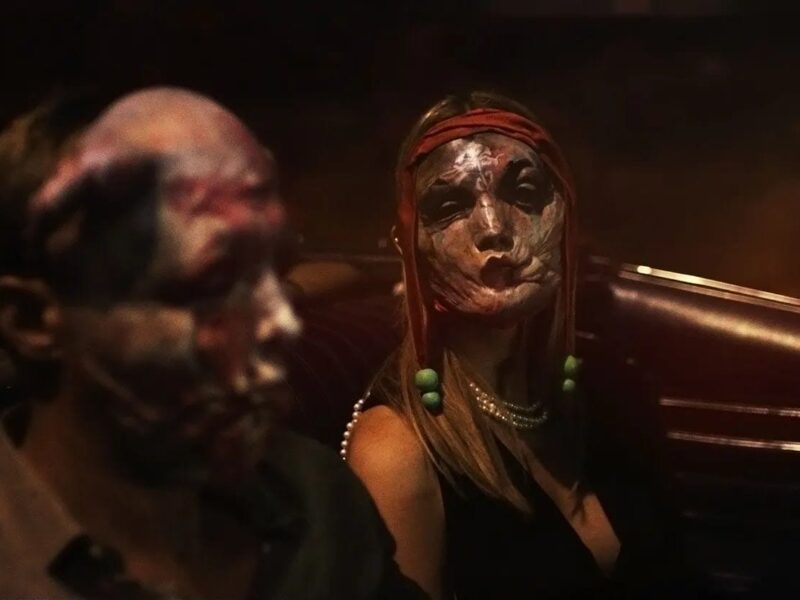 ‘Infinity Pool’ (2023) – Thriller de Ciencia Ficción con Alexander Skarsgård y Mia Goth – Trailer de la Película