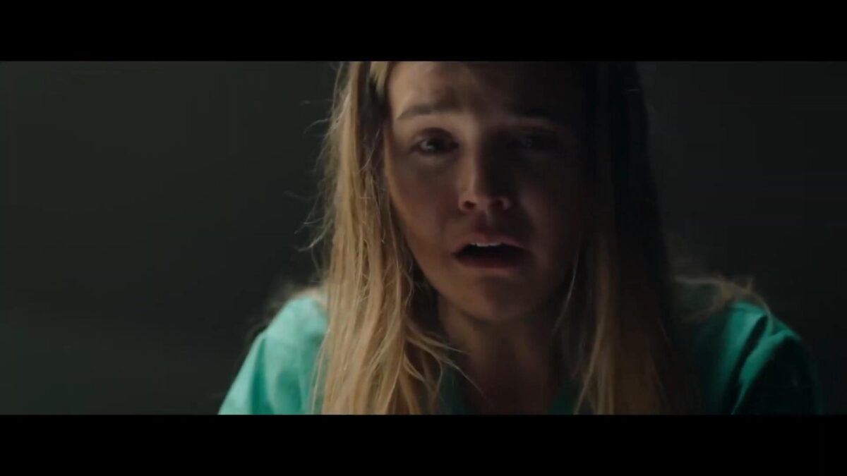 ‘Play Dead’ (2023) Crítica de la Película: «Otra» de Terror en la Morgue