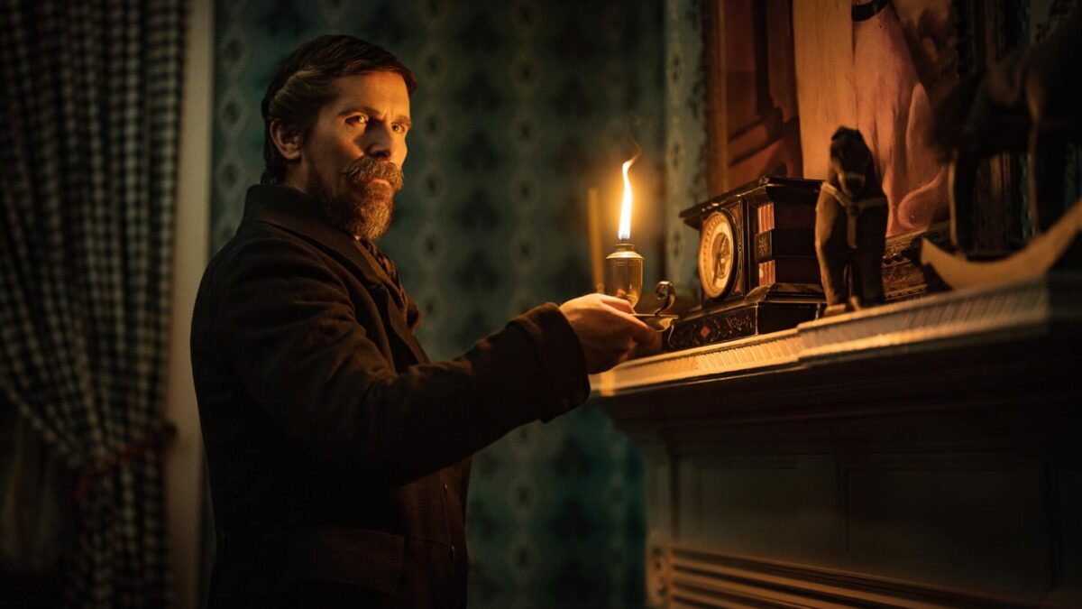 ‘Los Crímenes de la Academia’ (2022) – Película en Netflix con Christian Bale – Crítica