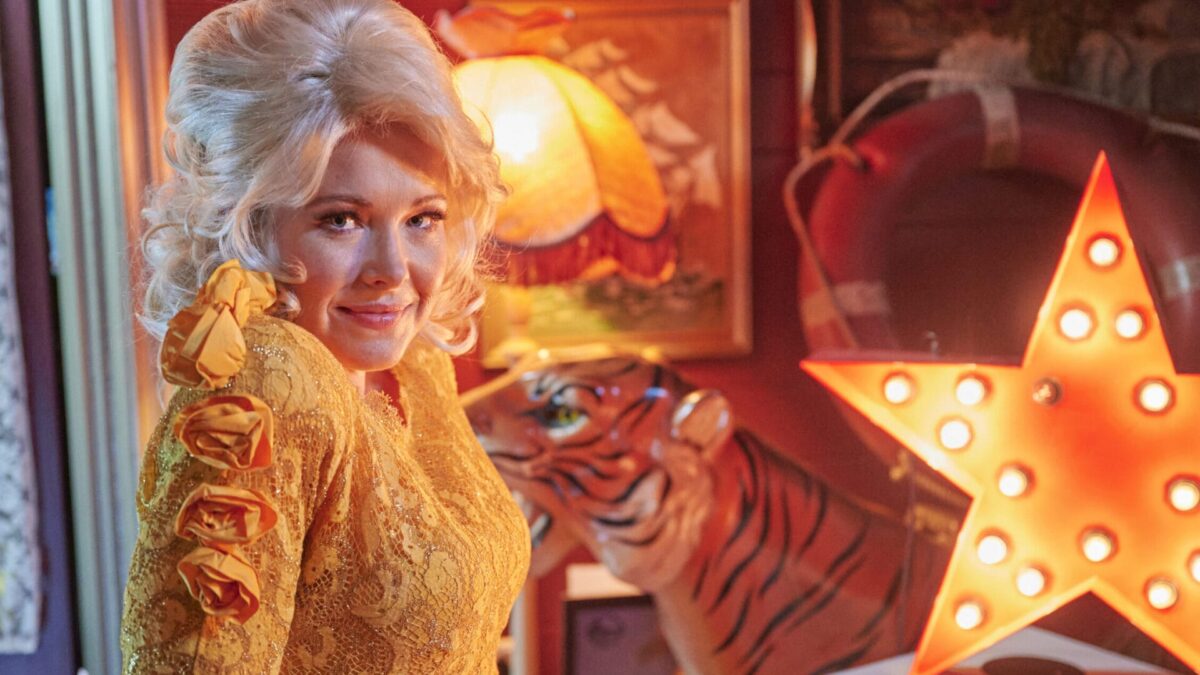 &lsquo;Seriously Red&rsquo; (2022) Critique du film : une comédie un peu kitsch (ou pas du tout)