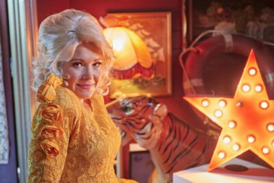 &lsquo;Seriously Red&rsquo; (2022) Critique du film : une comédie un peu kitsch (ou pas du tout)