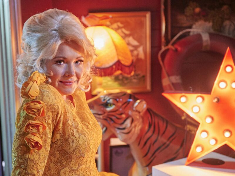 &lsquo;Seriously Red&rsquo; (2022) Critique du film : une comédie un peu kitsch (ou pas du tout)