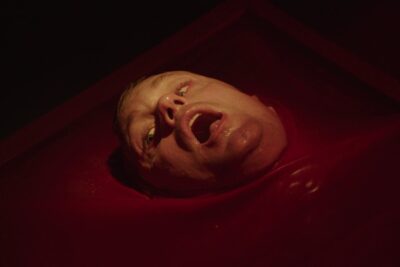 ‘Infinity Pool’ (2023): La Atracción de un Tiempo Grotesco y Estático