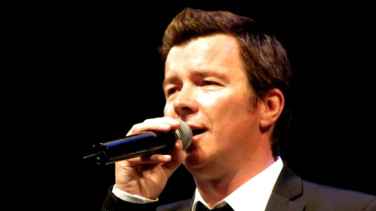&lsquo;Never Gonna Give You Up&rsquo; de Rick Astley : un phénomène de la culture pop des années 80