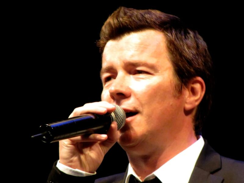 &lsquo;Never Gonna Give You Up&rsquo; de Rick Astley : un phénomène de la culture pop des années 80