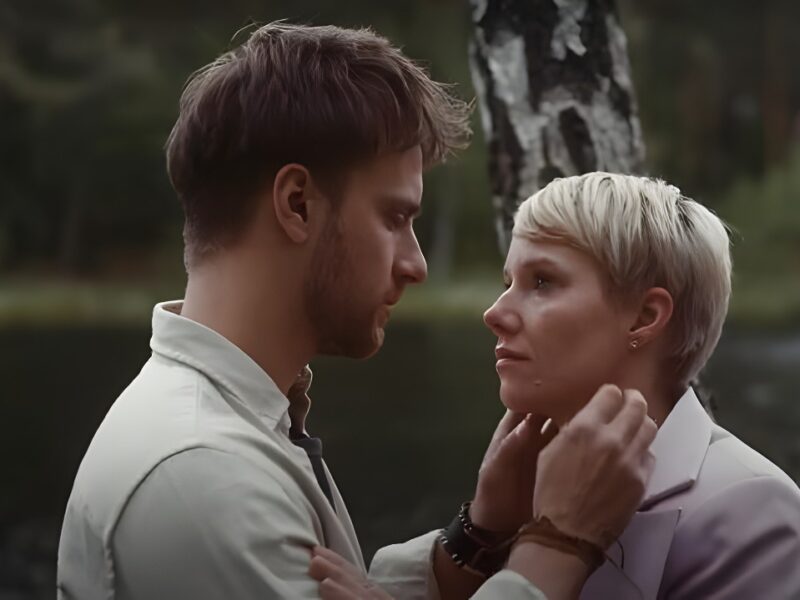 ‘Esta Noche Duermes Conmigo’ (2023) Película en Netflix. Crítica: Romance «Fácil» desde Polonia