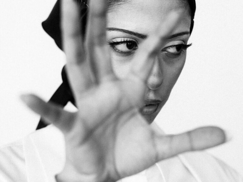 Nemahsis has just revealed her new song ‘i wanna be your right hand’