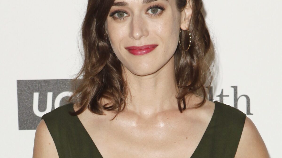 Lizzy Caplan