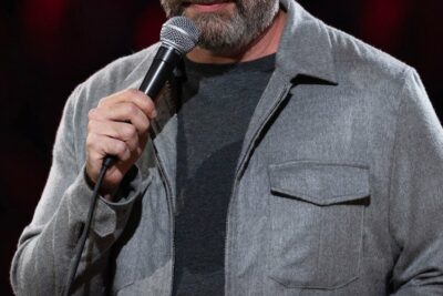 “Tom Segura: Sledgehammer” (2023) 在Netflix上的喜剧单口喜剧表演