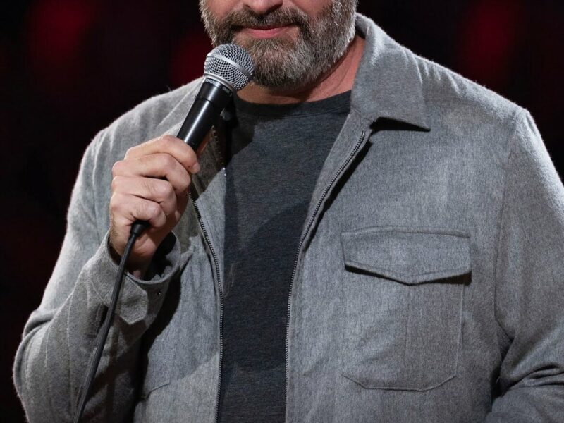 “Tom Segura: Sledgehammer” (2023) 在Netflix上的喜剧单口喜剧表演