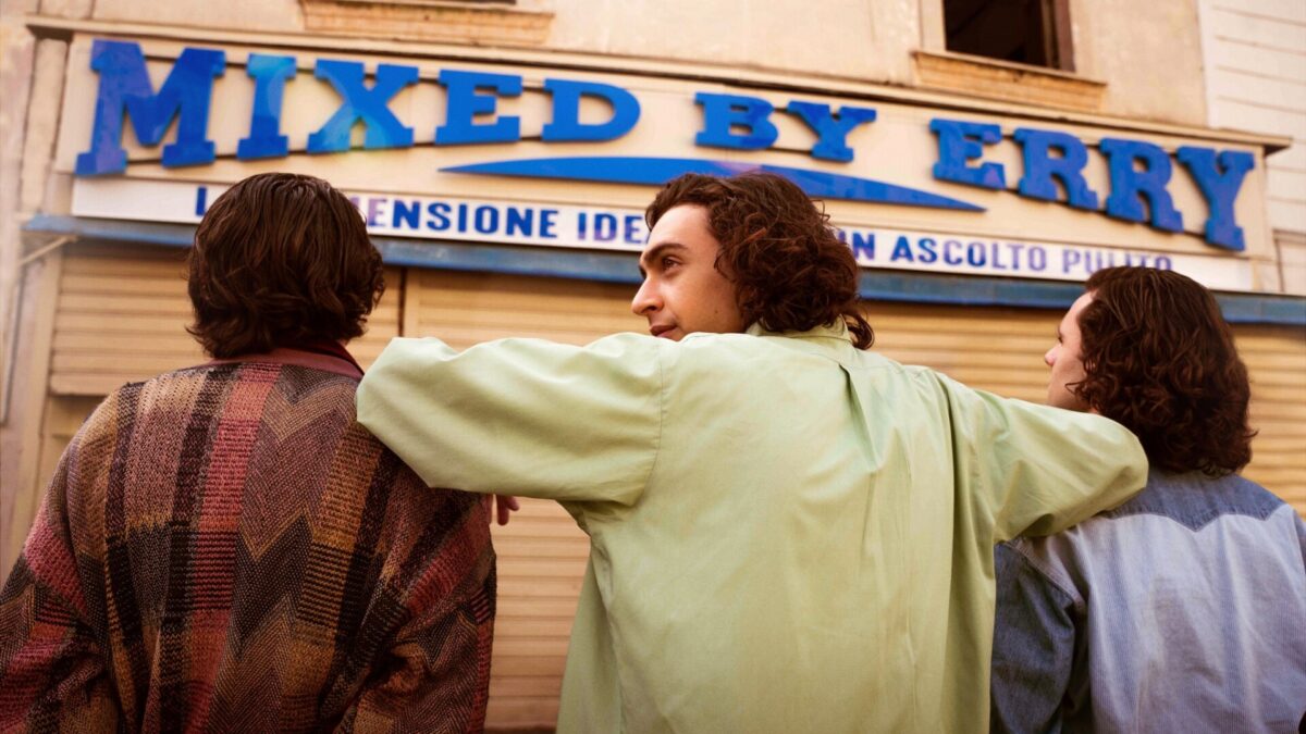 ‘Mixed by Erry’ (2023) Película en Netflix: Costumbrismo, Comedia y Cintas Piratas
