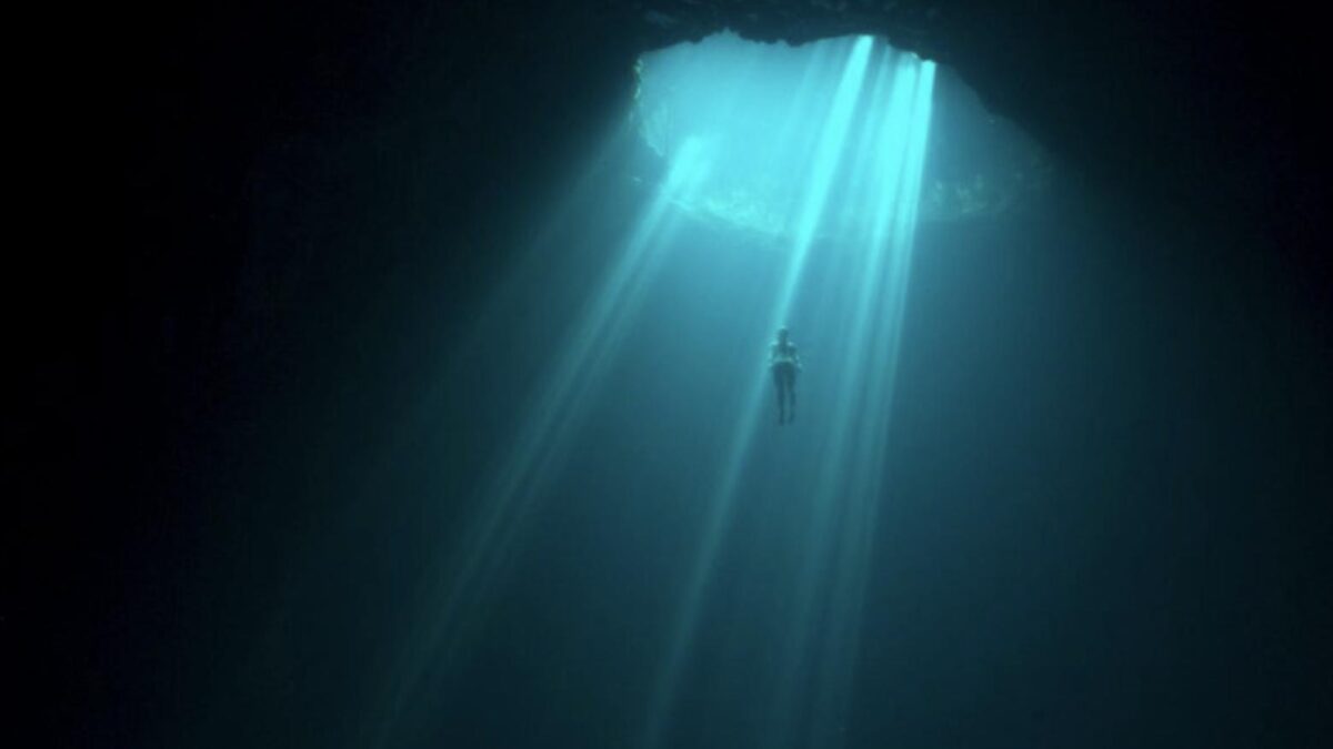 „Der tiefste Atemzug“ (2023) Dokumentarfilm auf Netflix: Ein fesselnder Einblick in die Welt des Freitauchens mit Alessia Zecchini und Stephen Keenan