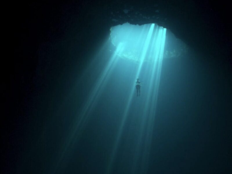 『ディープブレス_ 呼吸、深く』（2023）のドキュメンタリーをNetflixで：アレッシア・ゼッキーニとスティーブン・キーナンによるフリーダイビングの魅惑的な探求