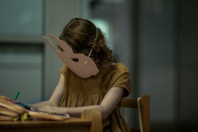 “不速之兔” (2023) 电影评论：一部来自澳大利亚的恐怖创伤电影