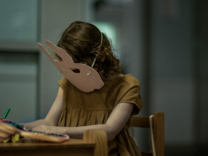 「ラン・ラビット・ラン』（2023）映画レビュー：ホラーのトラウマ、今度はオーストラリアから