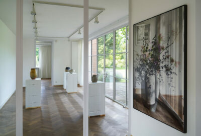 Ausstellungsansicht mit Fotografie von Michael Wesely im Vordergrund_Mies van der Rohe Haus_Foto-Michal Kosakowski