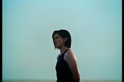 Romy lanza su último single, «The Sea», de su próximo álbum «Mid Air» – ¡Aquí está el vídeo!