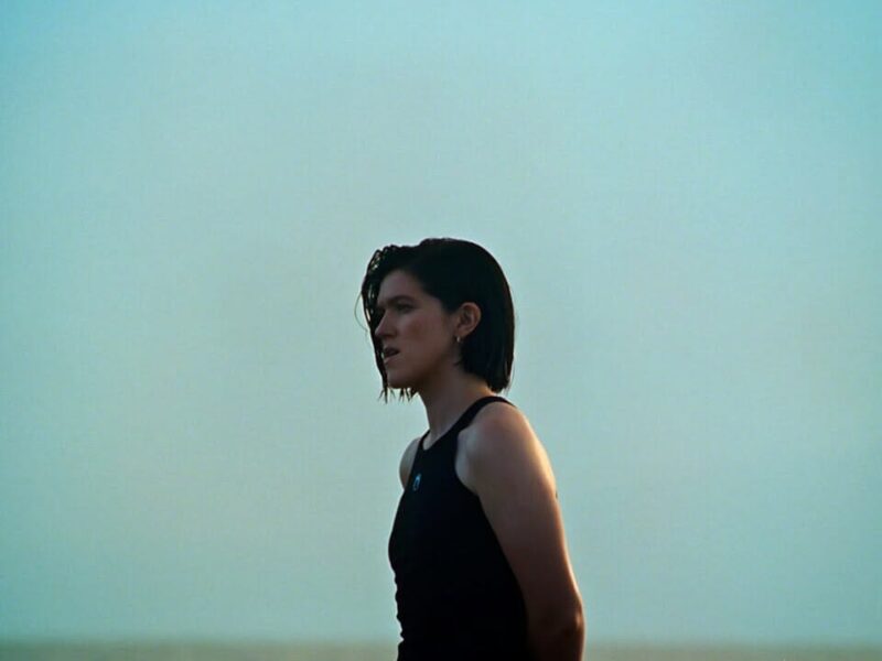 Romy lanza su último single, «The Sea», de su próximo álbum «Mid Air» – ¡Aquí está el vídeo!