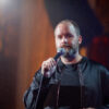 Tom Segura, comediantul bilingv care a transformat o petiție de patruzeci de mii de semnături într-un imperiu texan